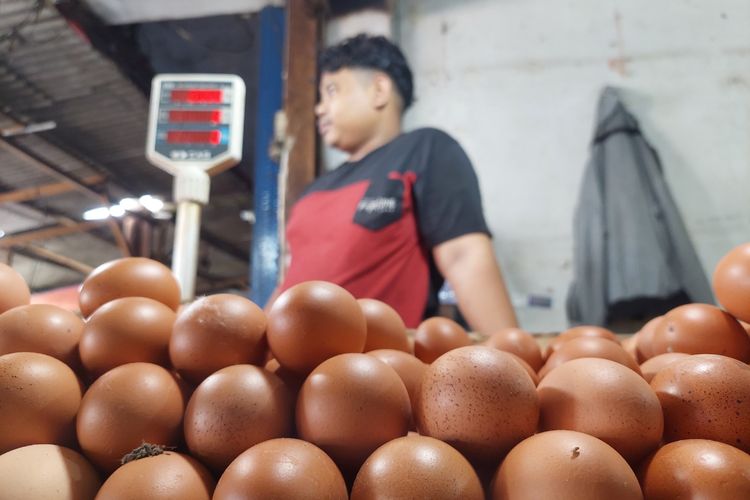 Harga telur ayam hingga telur puyuh yang dijual di Pasar Anyar, Kota Tangerang, melonjak drastis. Dokumentasi diambil pada Senin (27/12/2021).