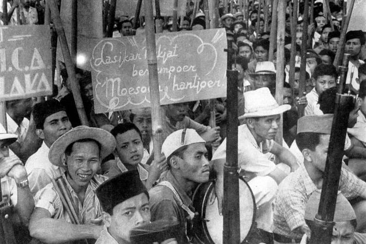 Para pemuda revolusioner Jawa berjuang untuk mempertahankan kemerdekaan Indonesia. Sebagian besar pemuda dipersenjatai dengan bambu runcing dan beberapa senapan dari Jepang.