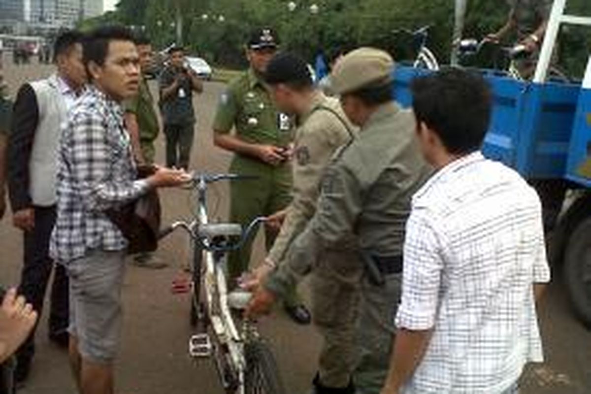 Dua pasang muda-mudi tertangkap saat mengendarai sepeda di kawasan Monumen Nasional (Monas), Jakarta, Senin (16/6/2014). 