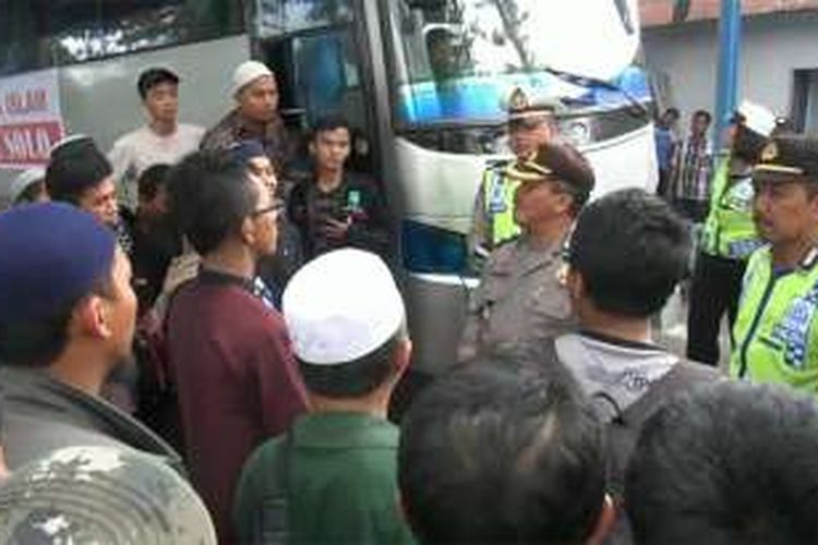 Polisi memeriksa bus yang mengangkut warga yang hendak berdemo ke Jakarta, Kamis (3/11/2016). 