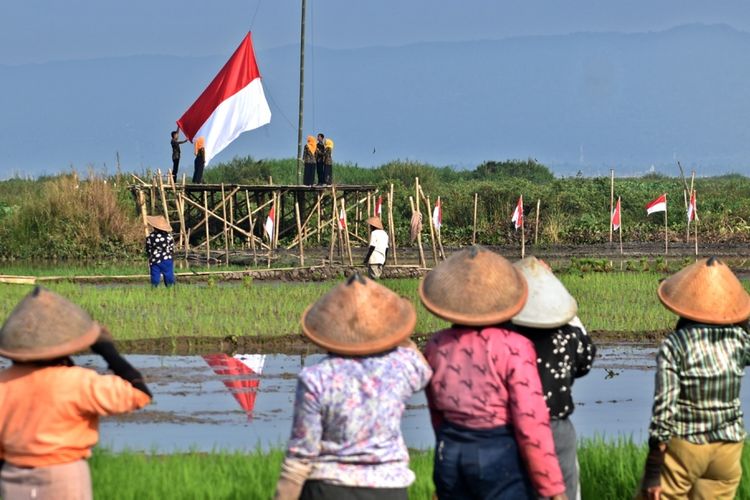 Sejumlah warga bertugas mengibarkan bendera Merah Putih dalam upacara HUT ke-72 RI di tepi Danau Rawa Pening, Desa Kesongo, Tuntang, Kabupaten Semarang, Jawa Tengah, Kamis (17/8/2017). Selain untuk mengenang jasa pahlawan kemerdekaan bangsa, upacara tersebut juga dilakukan untuk mengkampanyekan kepada masyarakat tentang upaya pelestarian lingkungan danau alam terbesar di Jateng itu. 