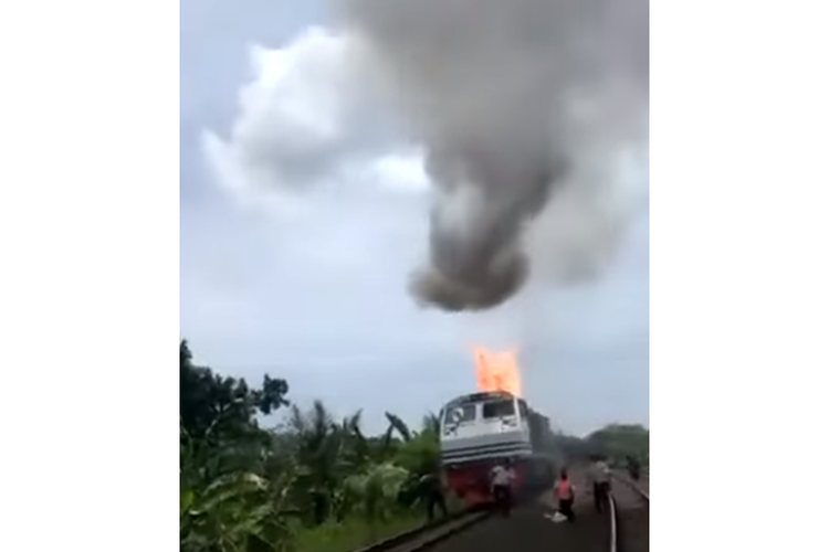 Tangkapan layar video yang menampilkan lokomotif kereta api (KA) mengeluarkan kobaran api dari cerobongnya.