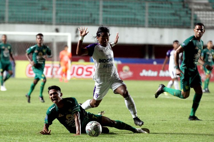 Pemain Persebaya Surabaya Marcelino Ferdinan terjatuh seusai duel dengan pemain Persita Tangerang Taufiq Febriyanto saat pertandingan pekan 13 Liga 1 2021-2022 yang berakhir dengan skor 4-0 di Stadion Maguwoharjo, Sleman, Rabu (24/11/2021) malam.