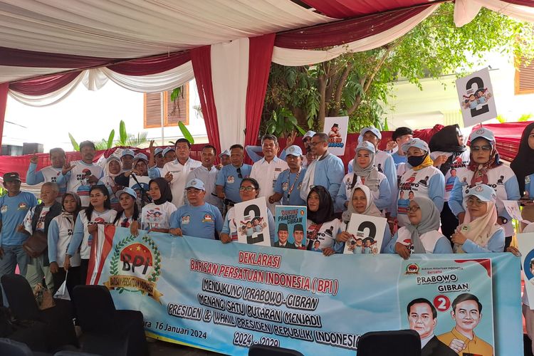 Pimpinan TKN Prabowo-Gibran menerima dukungan dari relawan Barisan Persatuan Indonesia di rumah Prabowo, Jalan Kertanegara, Jakarta, Selasa (16/1/2024). 