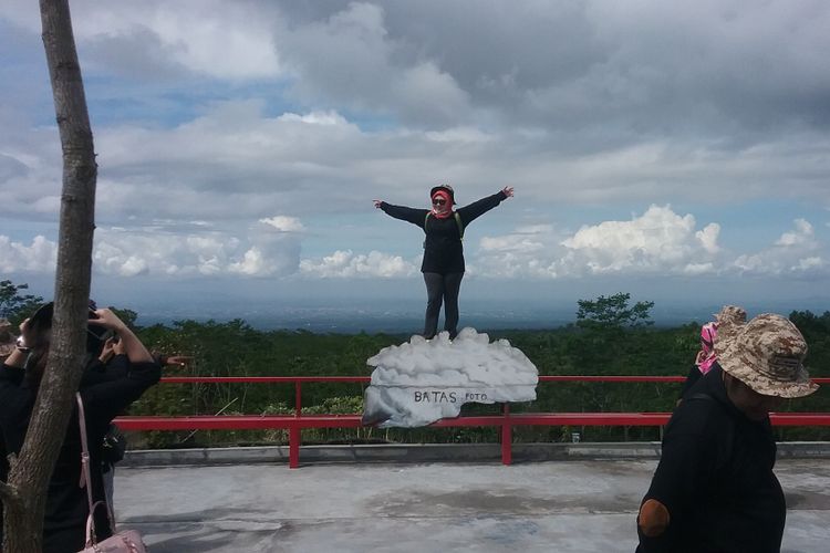 The Lost World Castel di Kepuharjo, Cangkringan, Kabupaten Sleman, DI Yogyakarta. Tempat wisata ini menjual keindahan alam di lereng Gunung Merapi dipadu dengan fasilitas untuk foto selfie.