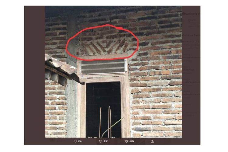 Unggahan foto tentang penyusunan batu bata di atas pintu