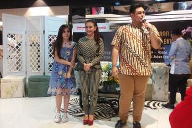 Ivan Gunawan berfoto bersama Rossa (tengah) dan Ayu Ting Ting (kiri) dalam acara peluncuran buku Ivan yang berjudul Aku Berkarya dengan Cinta, di Toko Buku Gramedia Central Park, Jakarta Barat, Rabu (11/11/2015).