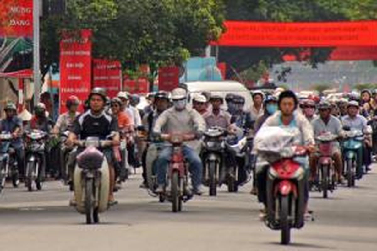 Sepeda motor jadi alat transportasi utama di Vietnam.