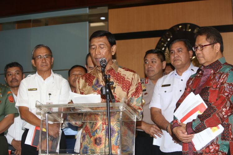 Menteri Politik Hukum dan Keamanan (Polhukam), Wiranto saat konferensi pers mengenai Peraturan Pemerintah Pengganti Undang-Undang (perppu) tentang Ormas di Gedung Kementerian Polhukam, Jakarta, Rabu (12/7/2017). Wiranto memberikan penjelasan mengenai penerbitan Peraturan Pemerintah Pengganti Undang-Undang Nomor 2 Tahun 2017, sebagai perubahan Undang-Undang Nomor 17 Tahun 2013 tentang Organisasi Kemasyarakatan.