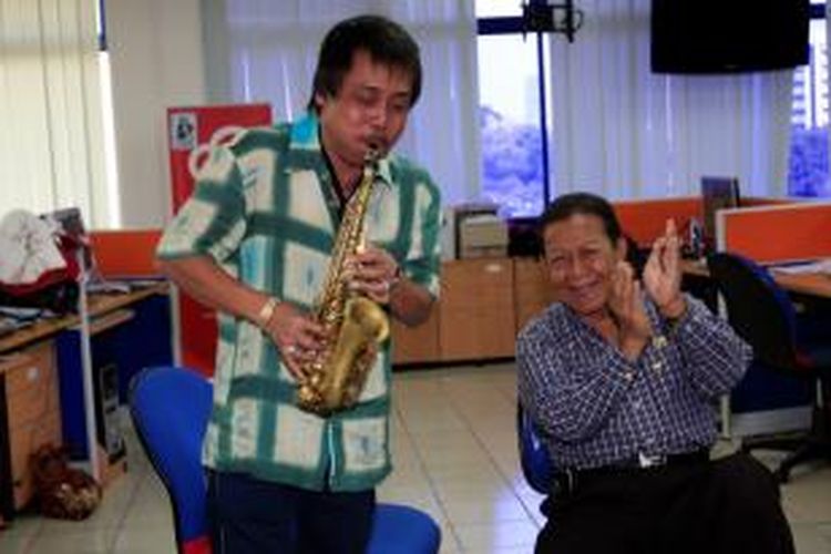 Pembawa acara, aktor, dan vokalis senior Kris Biantoro (kanan) menyanyi diiringi permainan saksofon Didiek SSS ketika berkunjung ke kantor Redaksi Kompas.com di Jakarta, Selasa (23/2/2010). Kris, yang menderita gagal ginjal selama 38 tahun, meninggal dunia pada Selasa, 13 Agustus 2013, pukul 13.30 WIB di Jakarta.