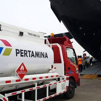 Ilustrasi bantuan mobil tangki BBM Pertamina