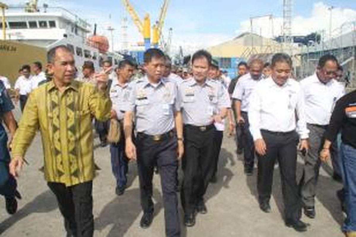 Menteri Perhubungan Ignasisu Jonan didampingi Gubernur Maluku, Said Assagaf dan sejumlah pejabat daerah Maluku, saat melakukan kunjungan kerja di Pelabuhan Petikemas Ambon, Jumat (26/12/2014) sore tadi.