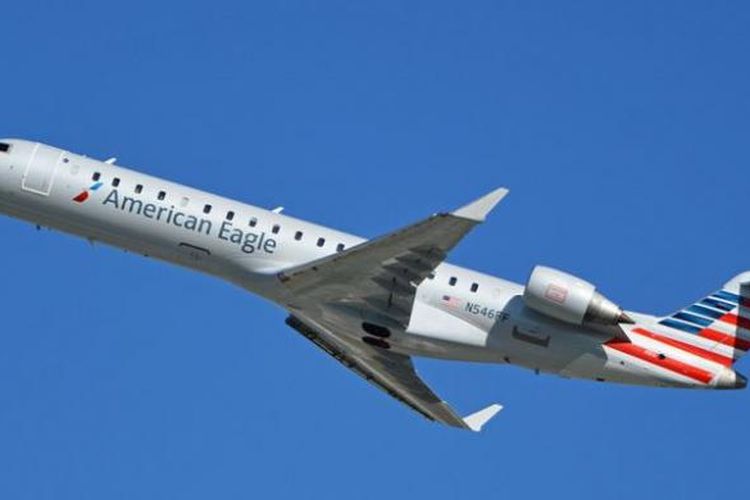 Sebuah pesawat jenis Bombardier CRJ-700 milik maskapai penerbangan American Eagle.