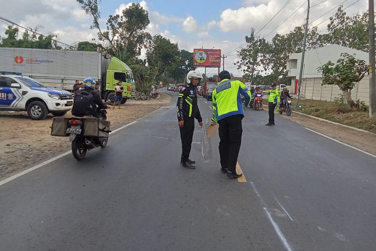 Polisi melakukan olah TKP kecelakaan maut di Jalan Gatot Subroto, Desa Kaliori, Kecamatan Somagede, Kabupaten Banyumas, Jawa Tengah, Selasa (3/9/2024).