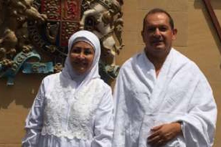Simon Collis dan istrinya, Huda, di depan konsulat Inggris di Mekkah, Arab Saudi.