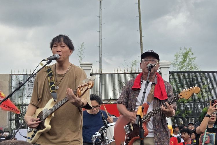 Manggung di Depan Gedung DPR, Cholil Efek Rumah Kaca: Hidup Buruh!