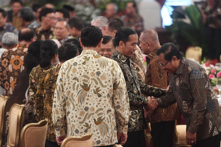 Presiden Joko Widodo (kedua kanan) berjabat tangan dengan sejumlah menteri dalam acara silaturahmi kabinet kerja di Istana Negara, Jakarta, Jumat (18/10/2019). Silaturahmi itu juga merupakan ajang perpisahan presiden, wakil presiden serta para menteri kabinet kerja yang telah bekerja sama selama lima tahun pemerintahan Joko Widodo-Jusuf Kalla. ANTARA FOTO/Akbar Nugroho Gumay/aww.