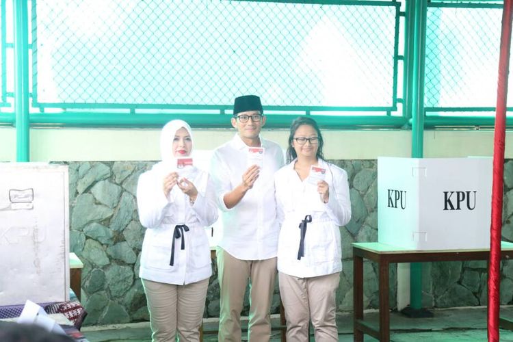 Calon gubernur DKI Jakarta, Sandiaga Uno beserta istrinya Nur Asiah dan putri keduanya, Amyra Athhefa Uno seusai menggunakan hak pilihnya di TPS 01, Selong, Kebayoran Baru, Jakarta Selatan, Rabu (19/4/2017).