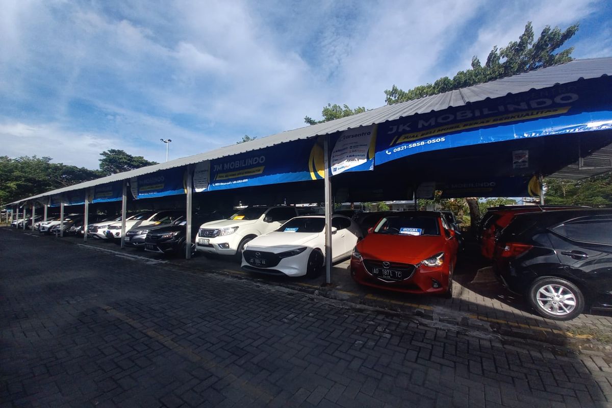 Mobil bekas di Bursa Mobil Bekas Carsentro Solo Baru, Jawa Tengah