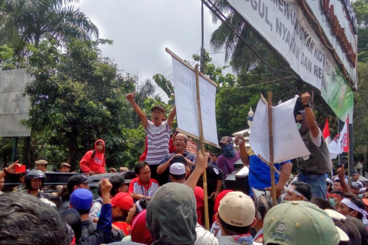 Massa pengunjuk rasa yang menolak penerapan sistem satu arah (SSA) di Jalan Dewi Sartika, Depok mendatangi Balai Kota Depok di Jalan Margonda pada Kamis (7/9/2017) siang. Sebelumnya, mereka berunjuk rasa di Jalan Dewi Sartika, tepatnya di seberang Transmart Carrefour.