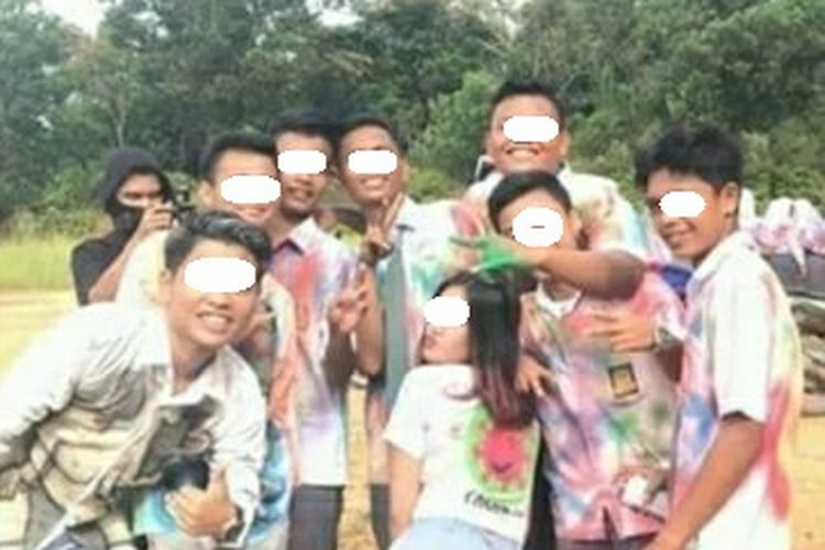 Siswa dan siswi SMA di Riau, saat merayakan kelulusan dengan cara tak terpuji hingga viral di media sosial, Senin (4/5/2020).(Dok. Istimewa)
