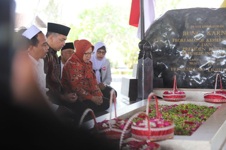 Risma-Gus Hans mengunjungi makam Bung Karno di Kelurahan Bendogerit, Kecamatan Sananwetan, Kota Blitar, Rabu (4/9/2024).