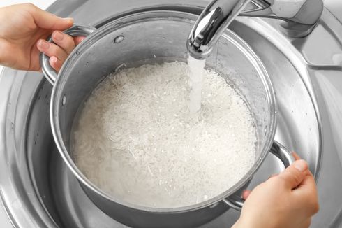 3 Alasan Beras Harus Dicuci Sebelum Dimasak, Tidak Sekadar Bersih