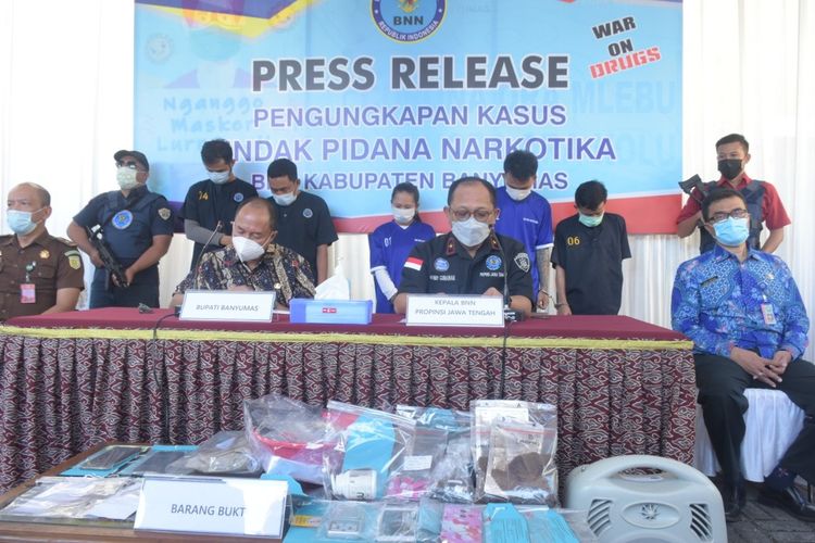Ungkap kasus peredaran tembakau gorila di Kantor BNNK Banyumas, Jawa Tengah, Rabu(21/4/2011).
