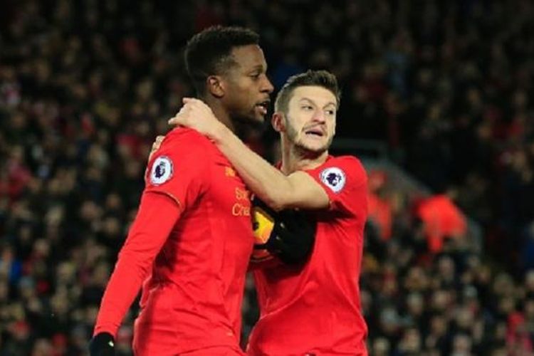 Gelandang Liverpool, Adam Lallana, merayakan gol Divock Origi ke gawang West Ham United pada pertandingan di Anfield, Minggu (11/12/2016).