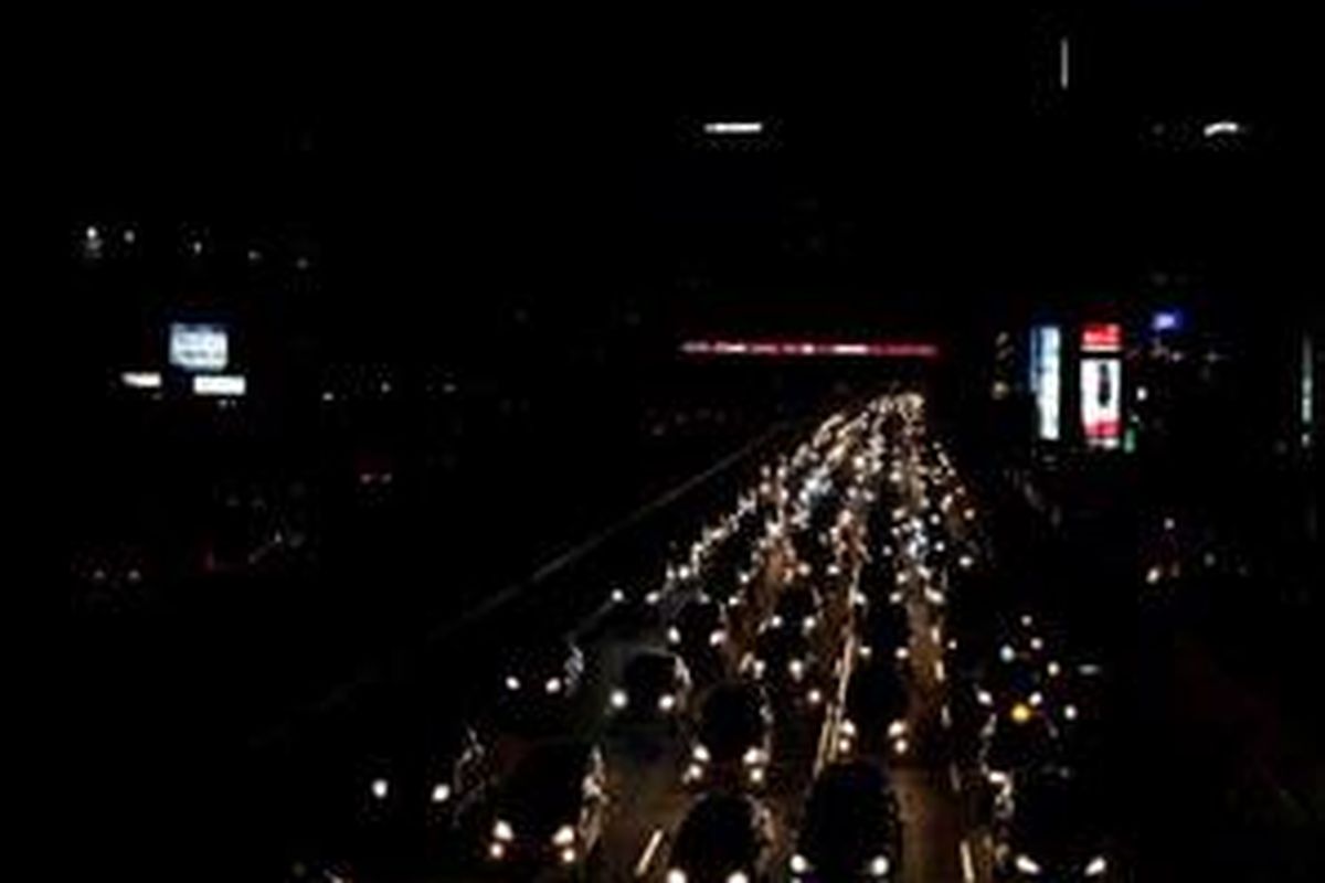 Pelaksanaan program Earth Hour 2009 dengan mematikan lampu pada bangunan milik umum dan gedung perkantoran di kawasan Kawasan Jalan MH Thamrin, Jakarta Pusat, Sabtu (28/3). 