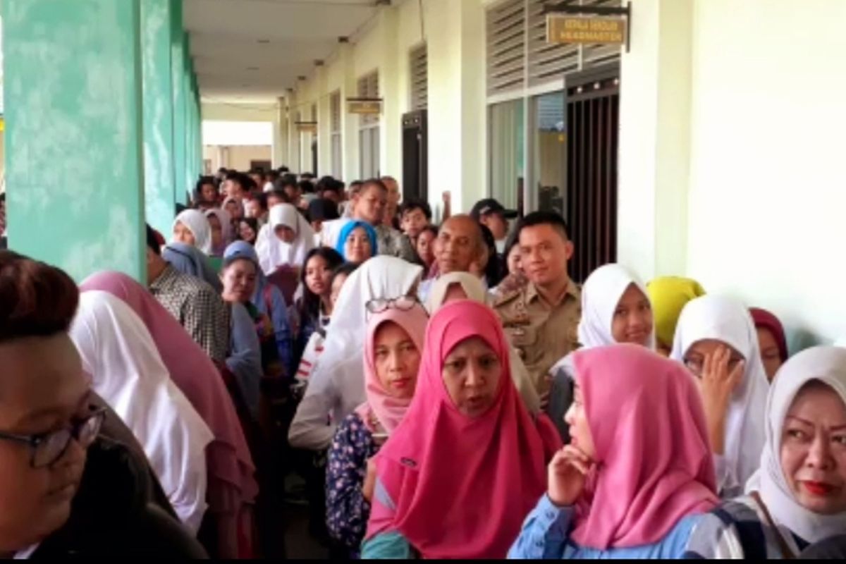 Ratusan orangtua siswa rela antre demi mendaftar di SMA Negeri 3 Pontianak, Kalimantan Barat, Senin (24/6/2019).