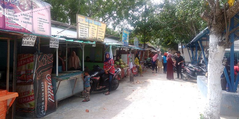 Para penjual makanan Pantai Dalegan, Gresik, Jatim, yang siap kembali mengisi kekosongan perut, usai seharian becanda dengan keluarga.