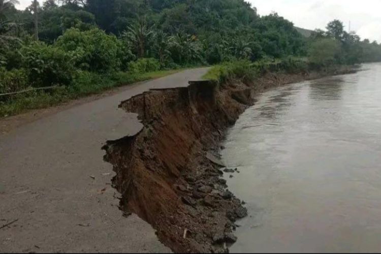Foto: Ruas jalan trans utara Flores tepatnya di Maumeri, Kecamatan Maumeri, Kabupaten Ende, yang nyaris putus.