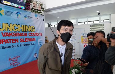 Dokter Tirta Mandira Huda saat menemui wartawan sebelum menerima vaksinasi di Puskesmas Ngemplak 2, Sleman