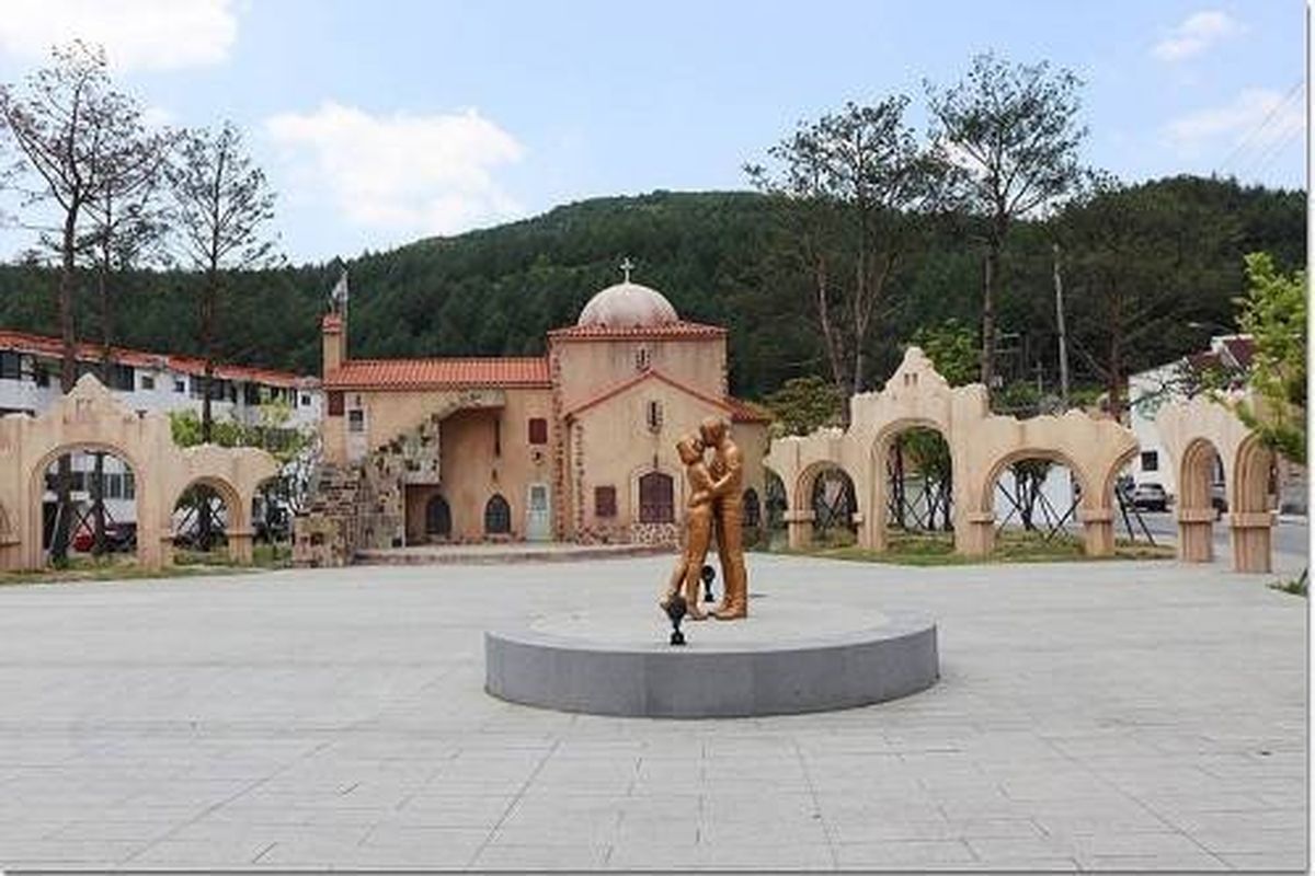 Patung karakter Song Joong dan Song Hye Kyo di Kota Taebaek, Korea Selatan. Kota yang menjadi lokasi shooting drama Descendants of the Sun menjadi tujuan wisata populer.