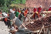 Tanah Bergerak di Cianjur, Kampung Ditinggalkan, Puing Reruntuhan mulai Dibersihkan
