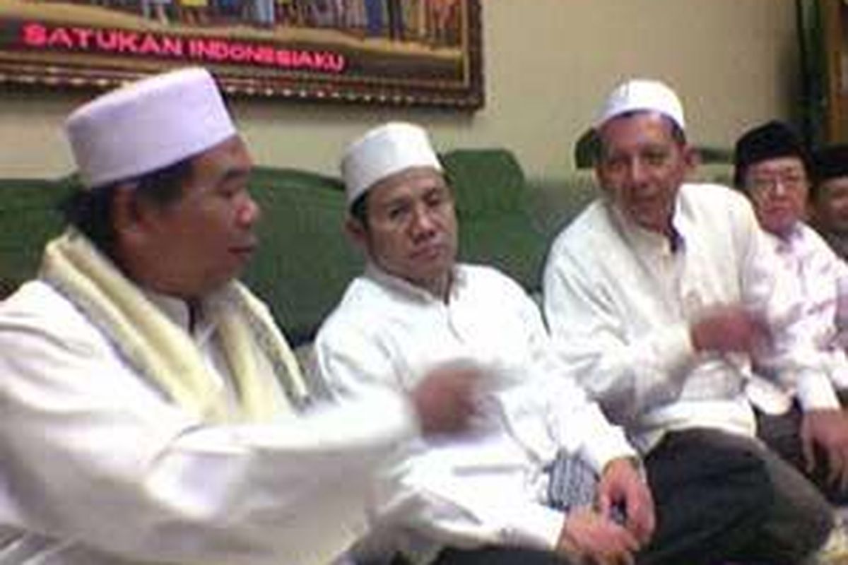 Ketua DPP PKB, Muhaimin Iskandar (kedua dari kiri), membantah pengajian yang diadakan di rumahnya, Selasa (1/4) malam sebagai sarana show of force. 