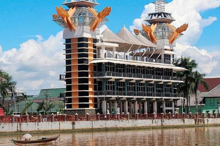 Menara Pandang di taman tepian Sungai Martapura di tengah Kota Banjarmasin, Kalimantan Selatan, menjadi salah satu ikon wisata sungai di kota ini. Bangunan yang selesai dibangun Pemerintah Kota Banjarmasin pada 2014 itu menjadi tempat bersantai warga untuk menikmati panorama kota dan sungai. 

