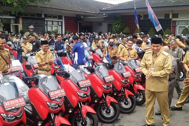 Bupati Wonogiri Joko Sutopo menyerahkan langsung 295 sepeda motor baru untuk kendaraan dinas bagi seluruh kepala desa (kades) dan lurah di Kabupaten Wonogiri, Jawa Tengah (Jateng), Senin (3/4/2023)