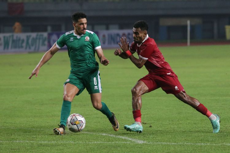 Pemain timnas Indonesia, Yakob Sayuri berebut bola dengan timnas Burundi, Weymans Marco pada pertandingan FIFA Matchday di Stadion Patriot Candrabhaga, Bekasi, Sabtu (25/3/2023). Indonesia menang 3-1 atas Burundi