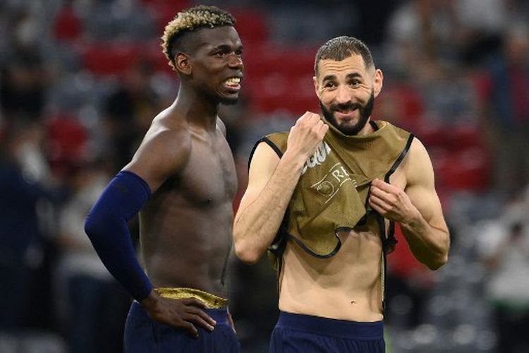 Karim Benzema (kanan) sedang berbincang bersama Paul Pogba (kiri) seusai laga Grup F Euro 2020 yang mempertemukan Perancis vs Jerman di Stadion Allianz, Selasa (15/6/2021).