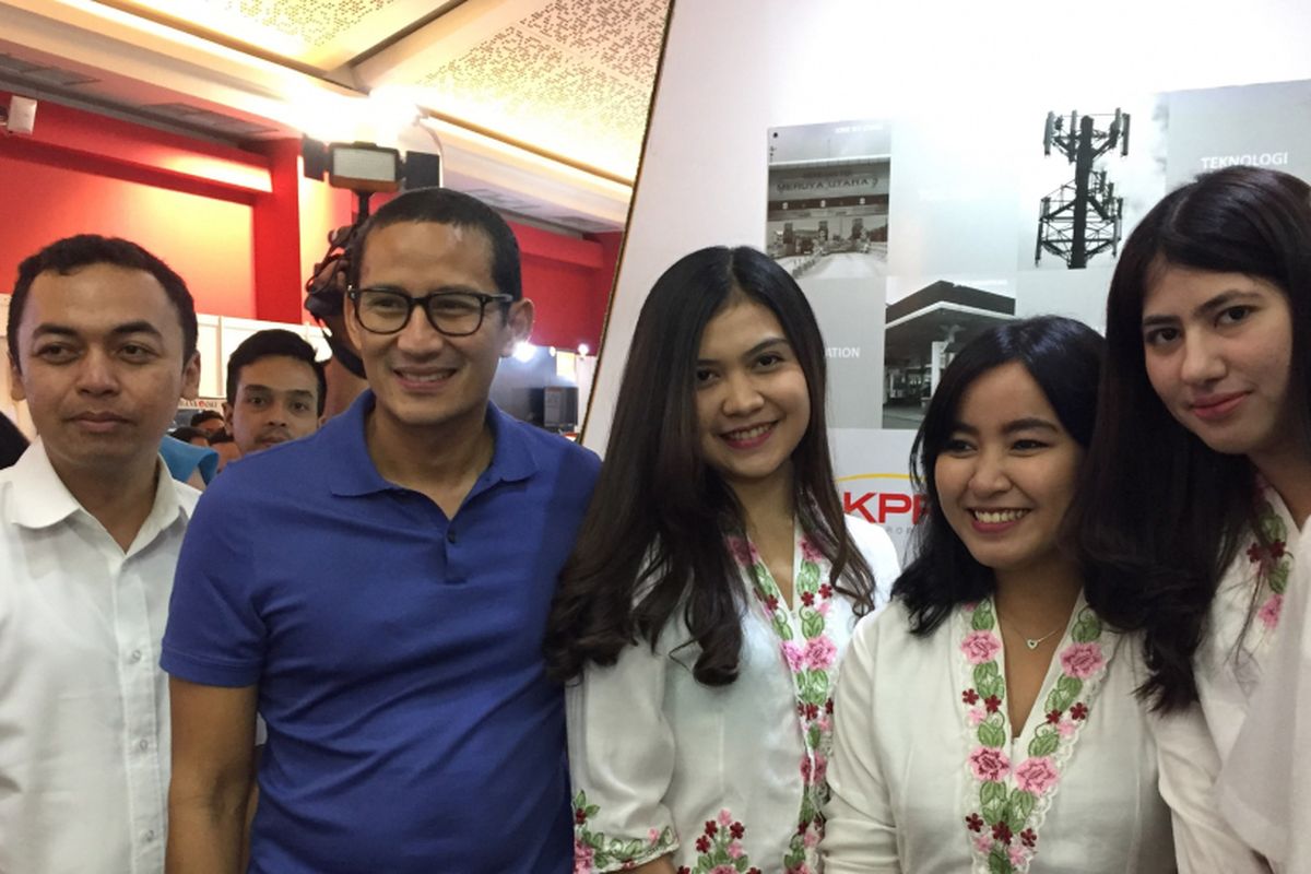 Wakil Gubernur terpilih DKI Jakarta Sandiaga Uno bersama keluarga tengah berkunjung ke arena Pekan Raya Jakarta di JIExpo Kemayoran, Jakarta Pusat, Rabu (5/7/2017) malam.