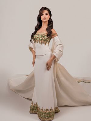 Gaun Nadeen Ayoub, Miss Universe Palestina 2025 penuh dengan makna. Memadukan tatreez hingga lukisan Masjid Al-Aqsa dan Gereja Makam Kudus.
