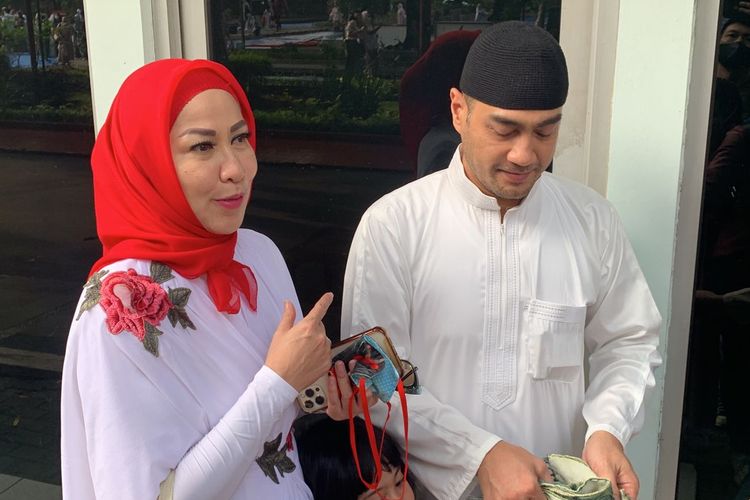 Venna Melinda dan Ferry Irawan ditemui usai menjalani shalat Idul Fitri bersama di masjid yang terletak tak jauh dari kediaman mereka di kawasan Kemang, Jakarta Selatan, Senin (2/5/2022).