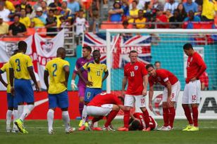 Gelandang tim nasional Inggris, Alex Oxlade-Chamberlain mengalami cedera dalam laga persahabatan melawan Ekuador, Rabu atau Kamis (5/6/2014).  
