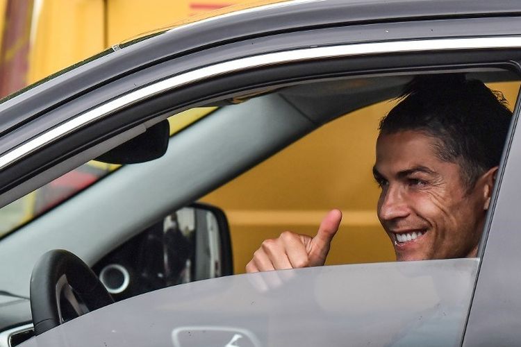 Mega bintang Juventus, Cristiano Ronaldo, tersenyum setelah menghadiri latihan di lapangan latihan klub di Continassa, Turin, pada 19 Mei 2020.