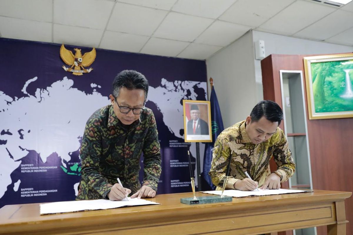 Pelaksana Tugas (PLT) Kepala Bappebti Didid Noordiatmoko dan Ketua Aspakrindo Teguh Kurniawan Harmanda menandatangani Perjanjian Kerja Sama (PKS) di auditorium Bappebti, Jakarta, Kamis (5/1/2023).