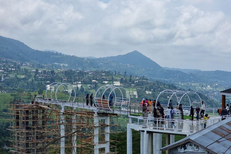 Jembatan Kaca di Kemuning Sky Hills, Karanganyar, Jawa Tengah, yang masih dalam tahap pembangunan per Senin (16/1/2023),