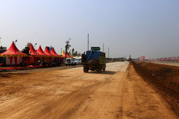 Kendaraan melintas pada pembangunan tempat istirahat di Tol Gempol-Pasuruan, Kabupaten Pasuruan, Rabu (6/6/2018). Tol tersebut merupakan bagian dari jalan Tol Trans Jawa dengan panjang 34,15 kilometer dan beroperasi secara fungsional pada Lebaran 2018.