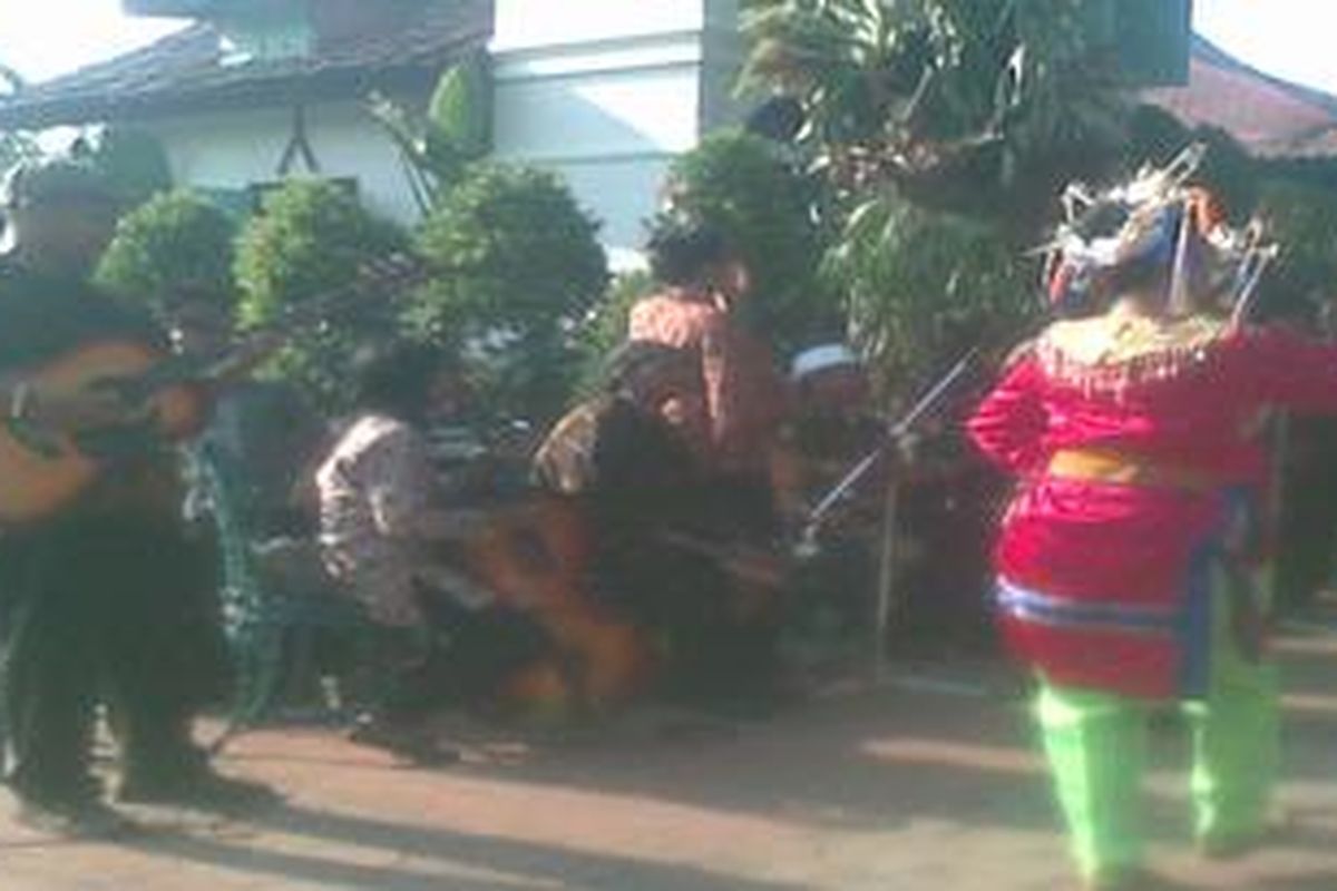 Keroncong Toegoe saat latihan menjelang pembukaan acara pameran Flora dan Fauna 2011 di Taman Lapangan Banteng, Jakarta Pusat, Selasa (21/6/2011).